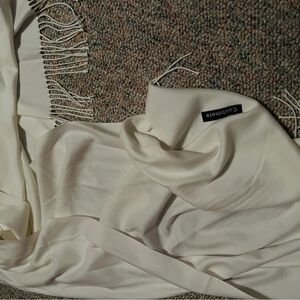 Luxurious I New without tags Cashmere Ivory/Cream Scarf